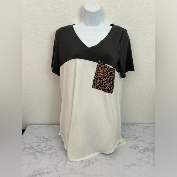 shiela rose Tops - Shiela Rose Women's M Colorblock Loose Fit Tunic Shirt Leopard Cheetah Pocket